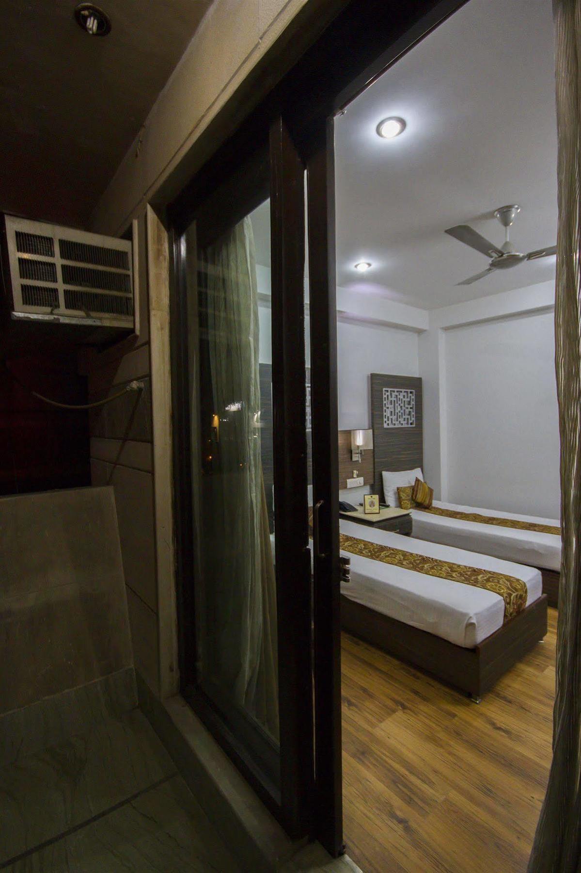 Hotel Sunstar Heights Delhi  Exteriör bild